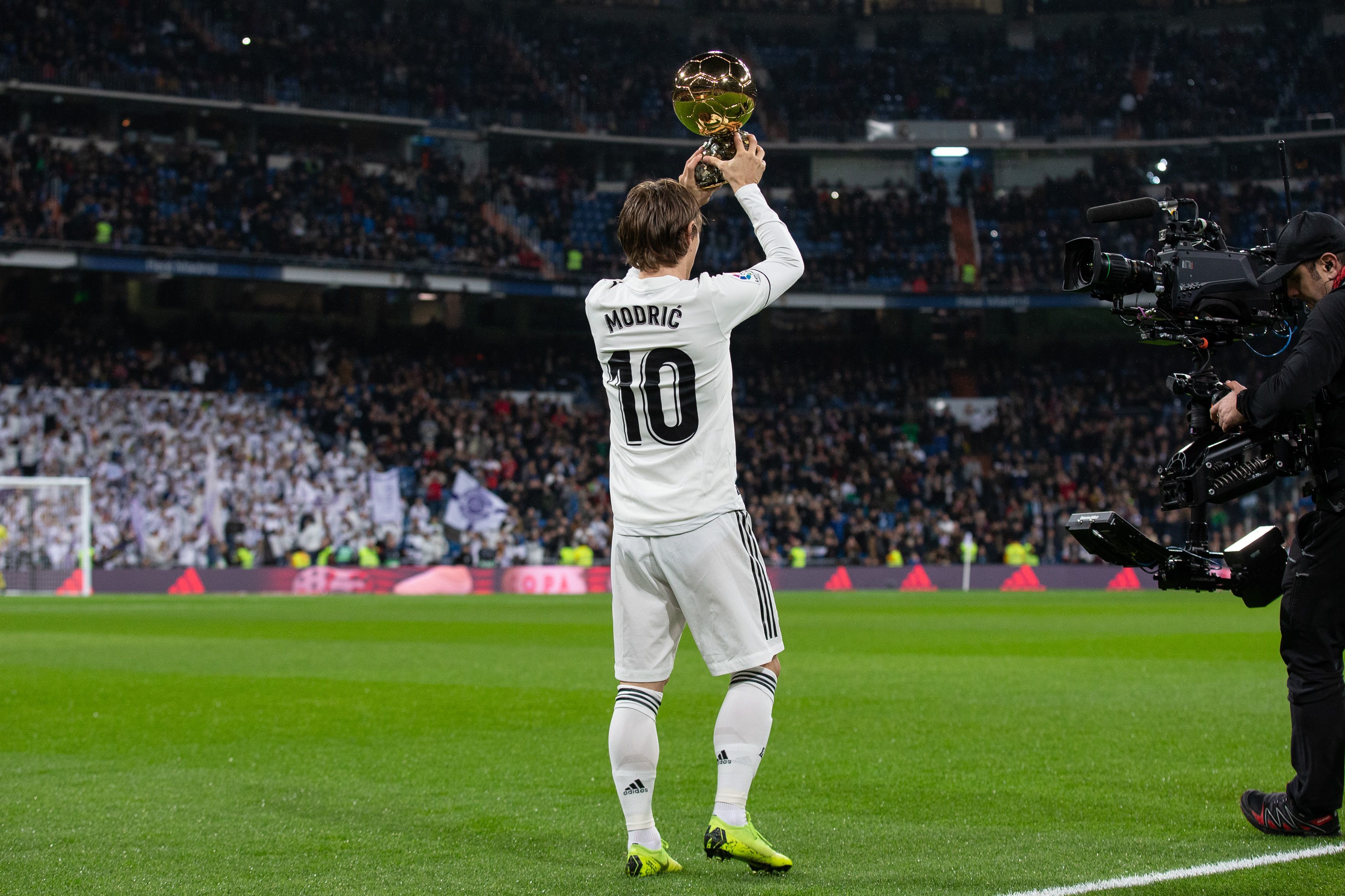 TheShy泪目图火了，IG全面翻盘，Elk小丑登上热搜，Bin成为吸血鬼