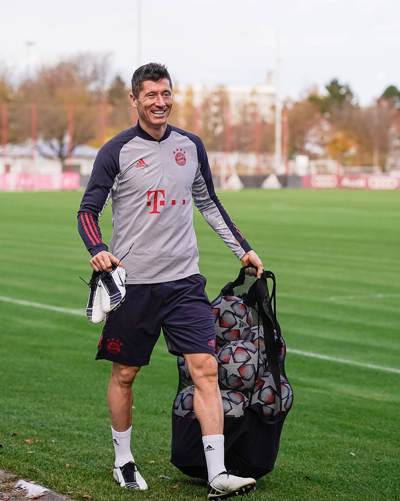 2025年NBA球员收入榜前十揭晓：库里领跑，詹姆斯紧随其后